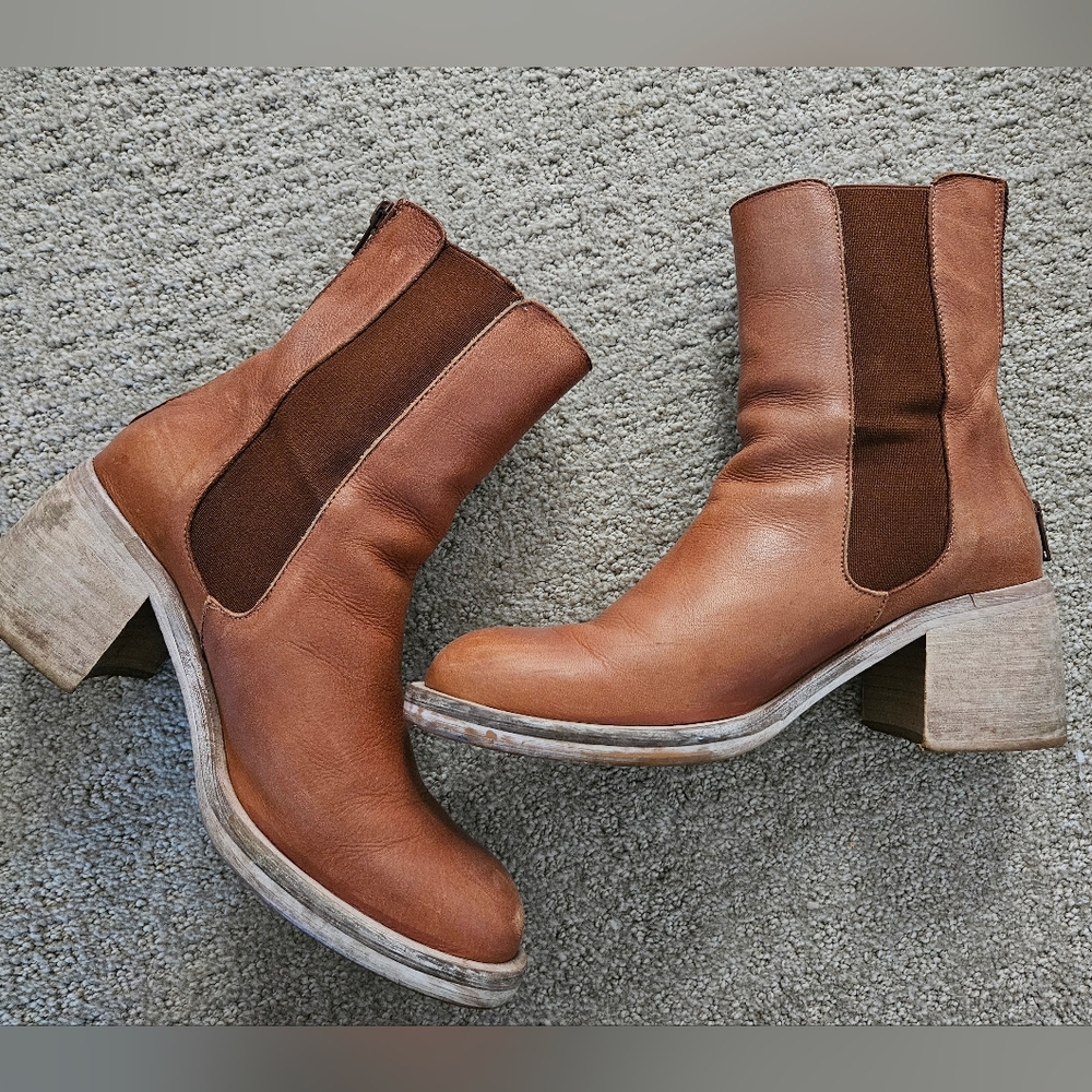 Free people essential chelsea boot